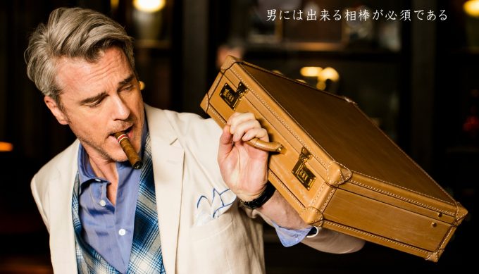 ココマイスターの鞄を持っている男性