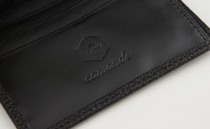 財布の型押しされたcamonde（カモンド）のロゴ