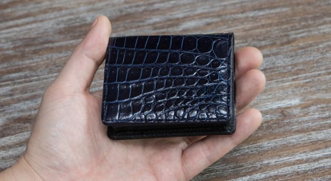 手のひらに収まるスクモクロコダイルコインケース