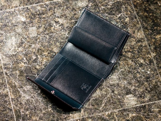 カヴァレオシリーズの三つ折り財布