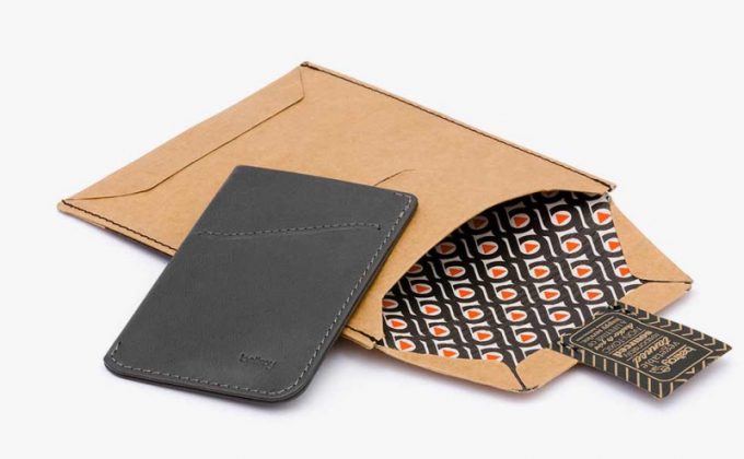 スリムでシンプルなラッピングとベルロイの財布