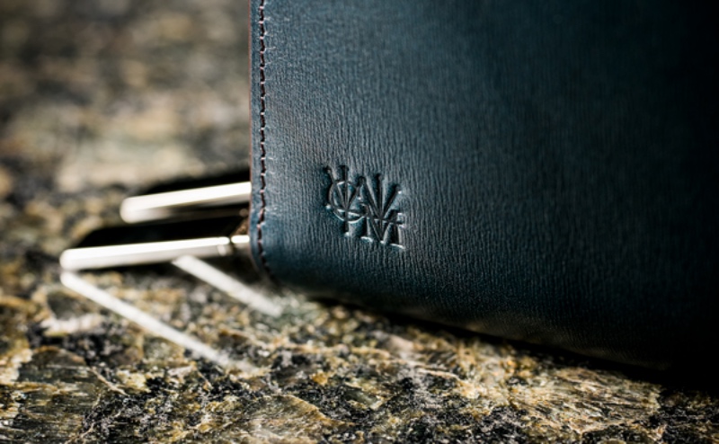 財布鞄カヴァレオ・マンバの外装のココマイスターロゴ