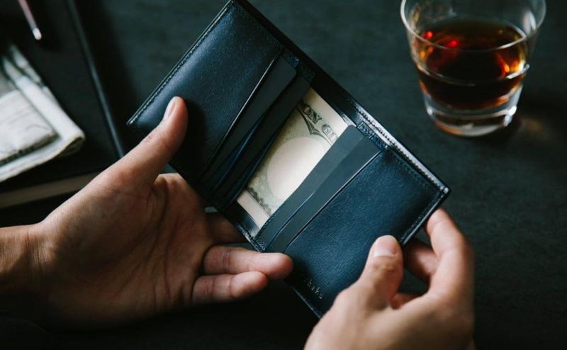 YEV122薄型二つ折り財布の左右対称のカードポケット