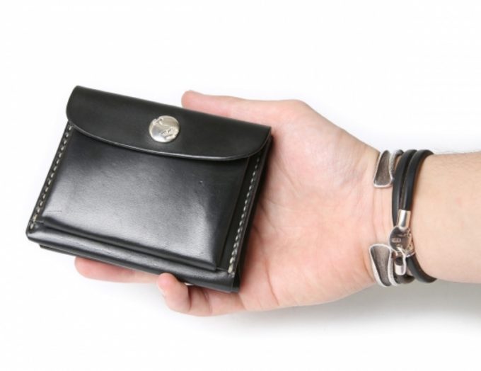 手のひらサイズの小さな二つ折り財布！MOTO W９ ミニウォレット