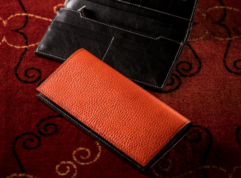 ロッソピエトラシリーズのオレンジカラーのV字マチ長財布