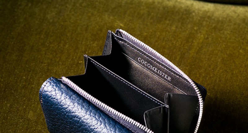 マットシュリンクシリーズの財布とココマイスターのブランドロゴ