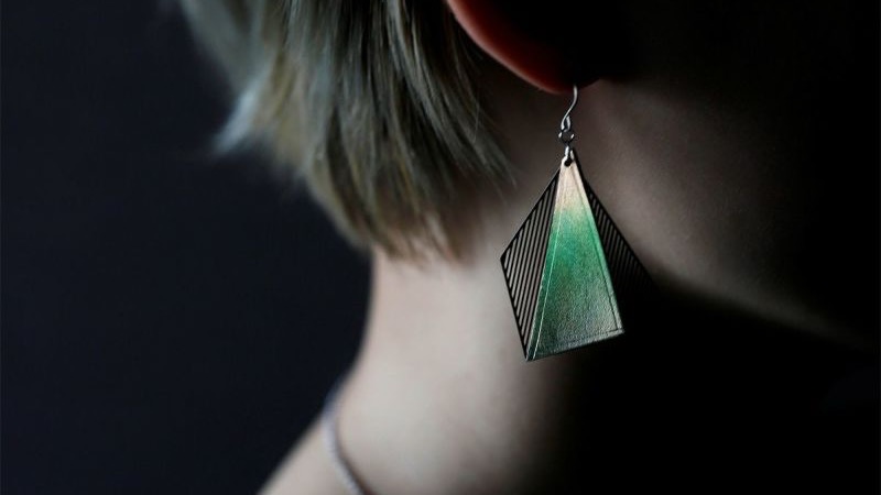 耳元を華やかにしてくれる三角形のオリジナルデザイン