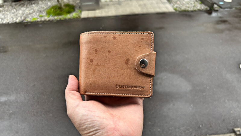 雨で濡れてしまった著者の財布