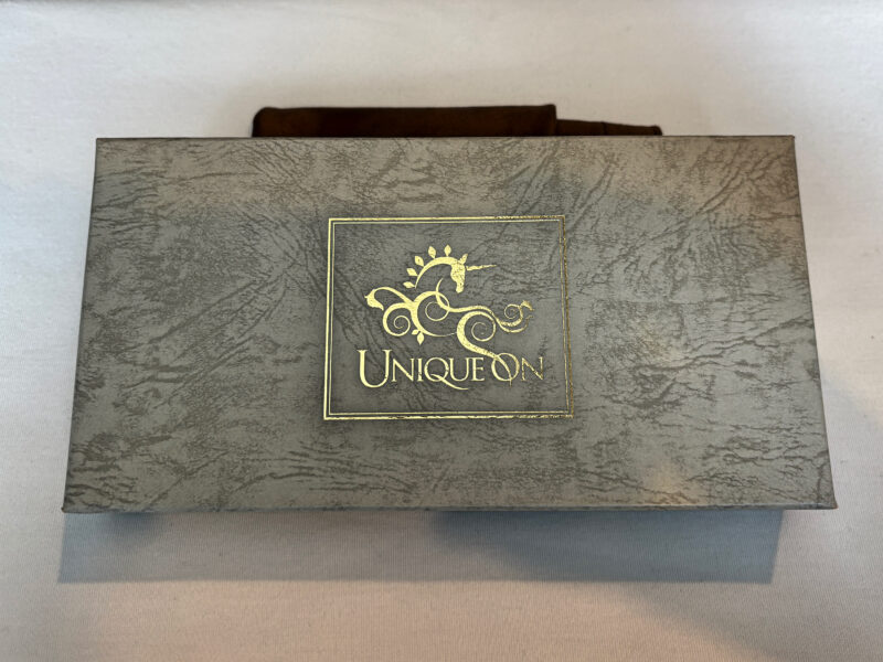 開封の瞬間に分かる高級感と上質なレザーの香り