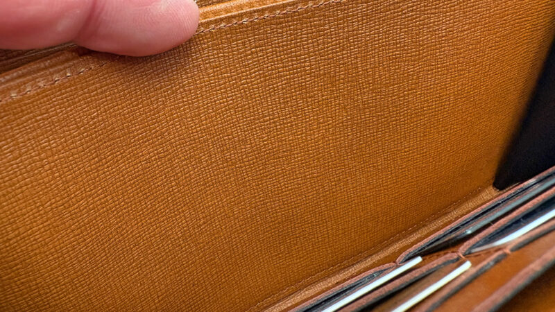 内装の国産牛ヌメ革の質感がすばらしい