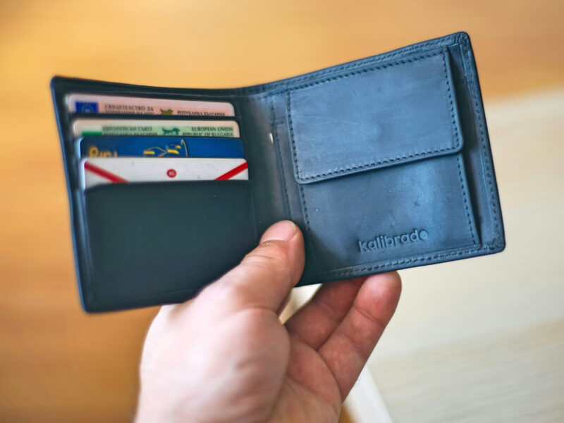 二つ折り財布を持つ人