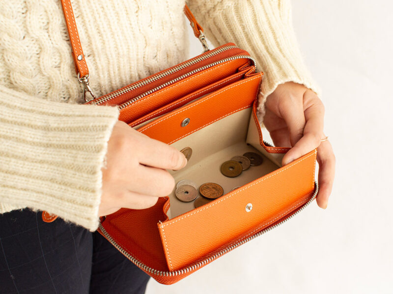 Wラウンドファスナーマルチウォレット・ミック