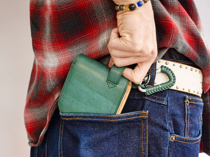 ヒップポケット革財布（グッドデザイン賞受賞の丈夫な二つ折り財布）・ミック／フォークフェザーズ