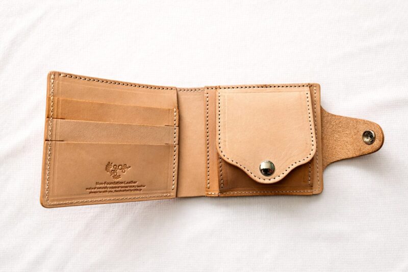 手に持った瞬間、革の香りがしっかりする