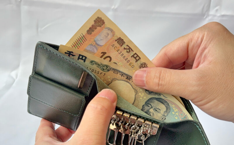お札を折らずに収納できるLIFEPOCKETキーウォレットミニ