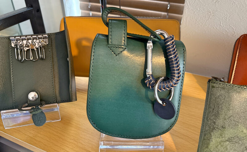 丸みを帯びたデザインが特徴のヒップポケット革財布