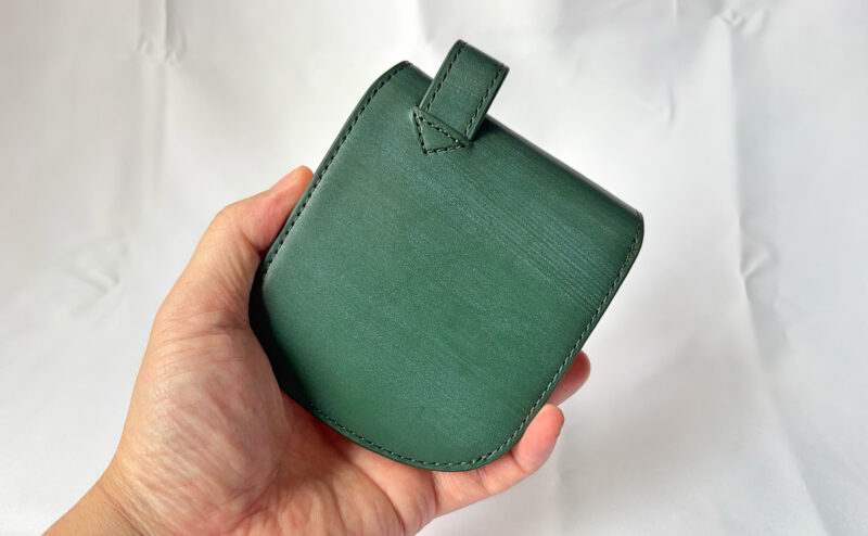 美しい丸みを帯びたデザインで、グッドデザイン賞を受賞したヒップポケット革財布