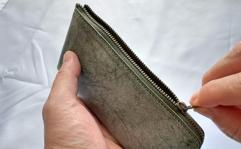 YKK製の滑らかな操作性のファスナー