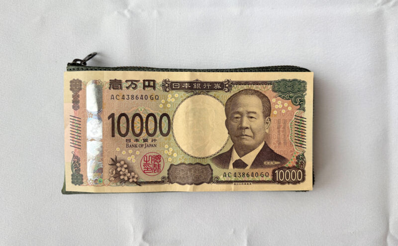1万円を上に置きほぼ同じサイズのTIDY3.0