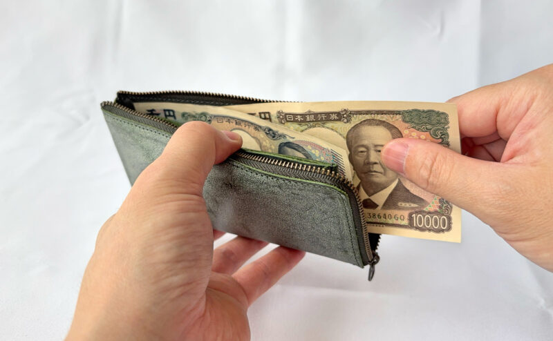上、斜め、横からでも出し入れできるお札ポケット