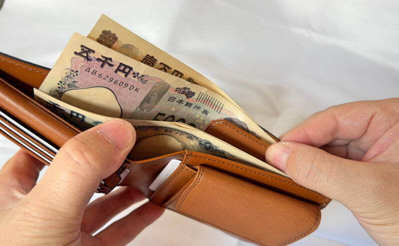 内装の収納ポケットをチェックしているところ