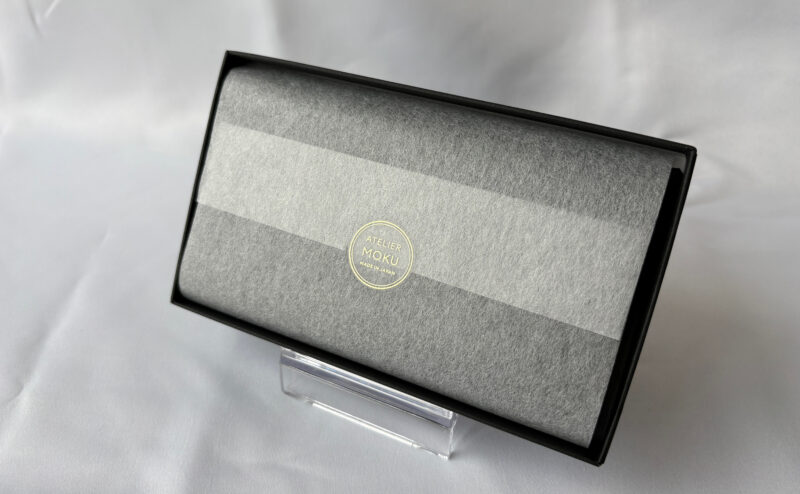 ATELIER MOKUのUNOが実際に届いた時、ロゴ付きシールで留めらた丁寧な包装