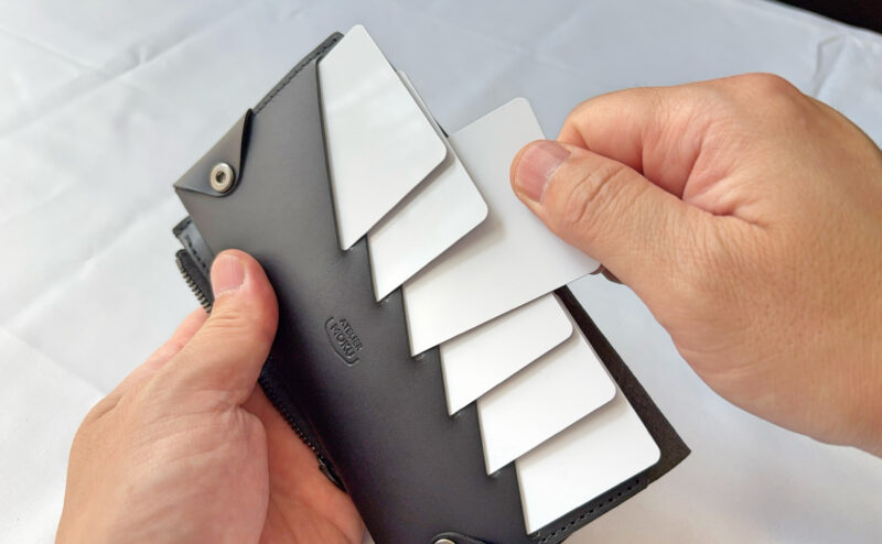 スリット式カード収納、実際に狙ったカードを取り出している様子