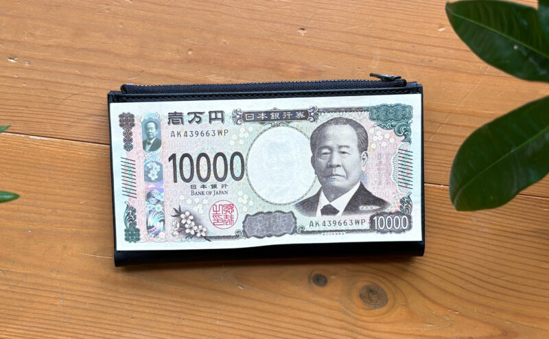 実際にUNOの上に一万円札を置いた時の様子
