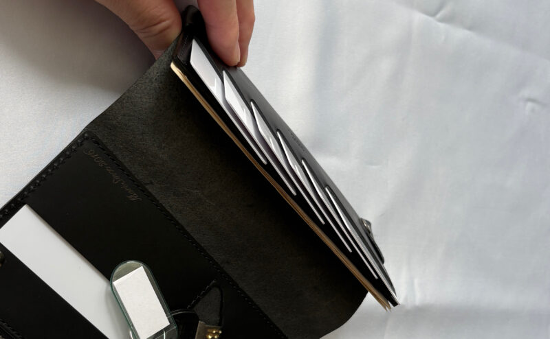 実際に一万円札を札入れに入れて、しっかり入ったのが分かる様子