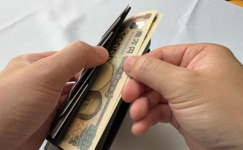実際にお札ポケットからお札をスムーズに取り出せているときの様子