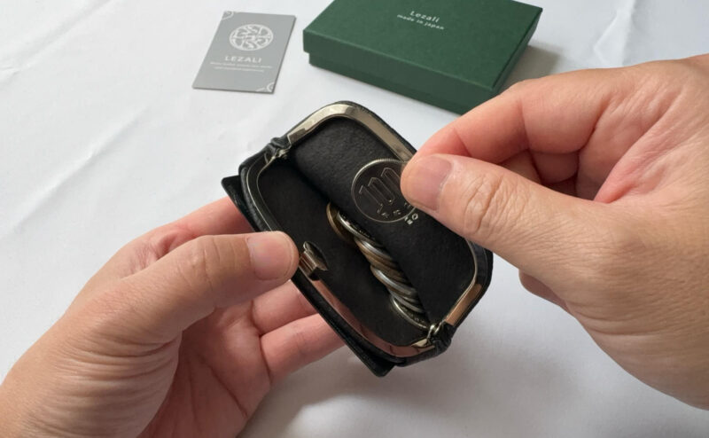 BR516/ Clickcoin Case L（著者所有品）に小銭を入れている様子