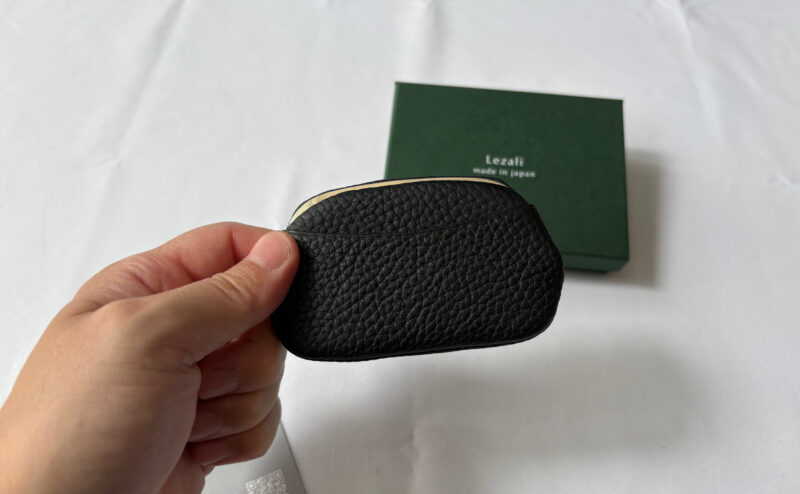 BR516/ Clickcoin Case L（著者所有品）をつまんで持つ様子