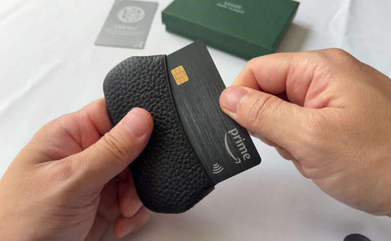 BR516/ Clickcoin Case L（著者所有品）の外装カードポケットにカードを1枚入れる様子
