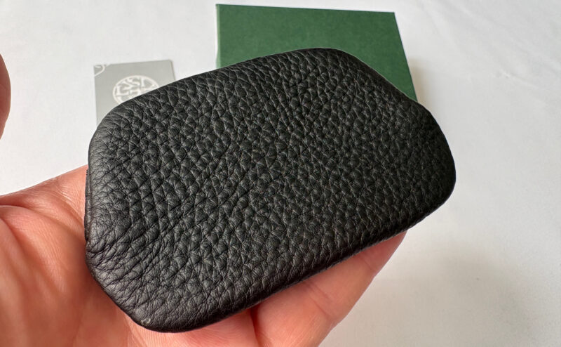 BR516/ Clickcoin Case L（著者所有品）に光を当てて、表情が変わる様子