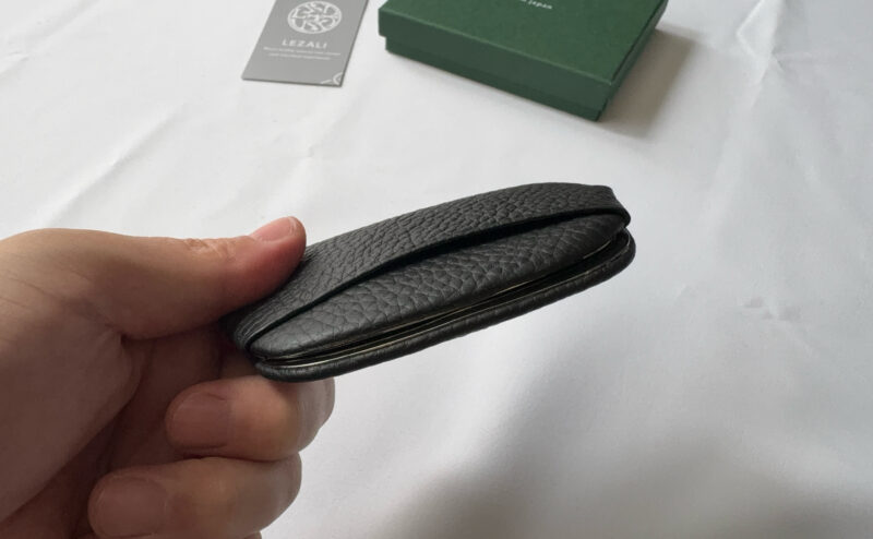 BR516/ Clickcoin Case L（著者所有品）に小銭を入れても薄さが分かる様子