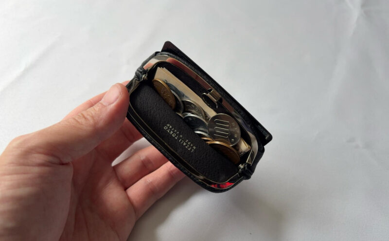 BR516/ Clickcoin Case L（著者所有品）　に小銭ポケットに小銭と畳んだお札を入れた様子
