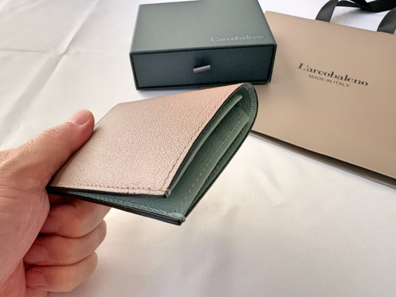ラルコバレーノ スナップタイプ二つ折りミニウォレット TORTORA×MINT GREENの、ミントグリーンの差し色がとてもお洒落